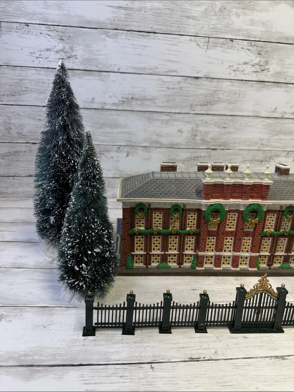 Dept 56 Kennsington Palace Christmas Village Read Description